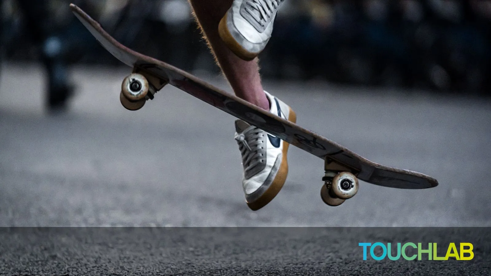 Brett Jordan - https://unsplash.com/pt-br/fotografias/fotografia-time-lapse-do-homem-fazendo-truque-de-skate-_DCMGTbgXuU