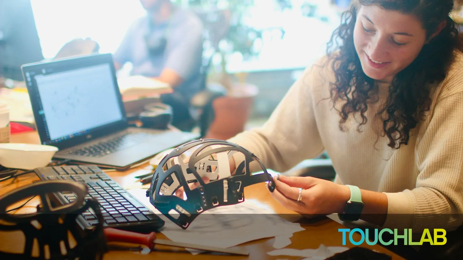 Tool., Inc - https://unsplash.com/pt-br/fotografias/mulher-na-camisa-branca-da-manga-comprida-segurando-fones-de-ouvido-pretos-AkpJnHXu6Hg